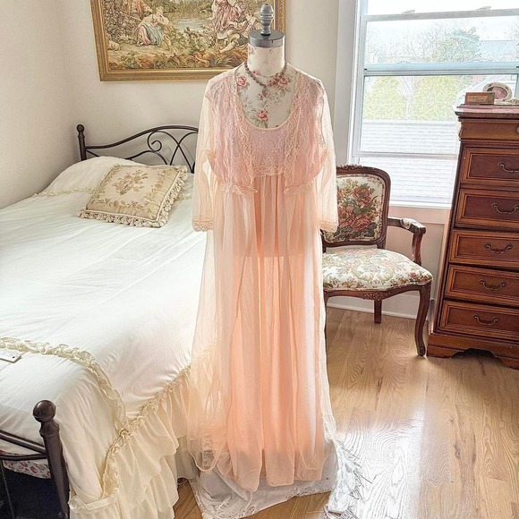70s two piece peach nightgown set fits like a large